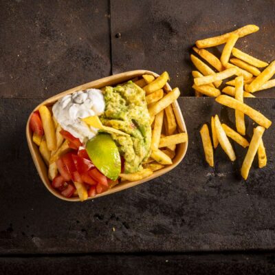 Bunte Pommes-Frites-Schale mit Salatgarnitur, angeboten von Foodtruck Catering24.