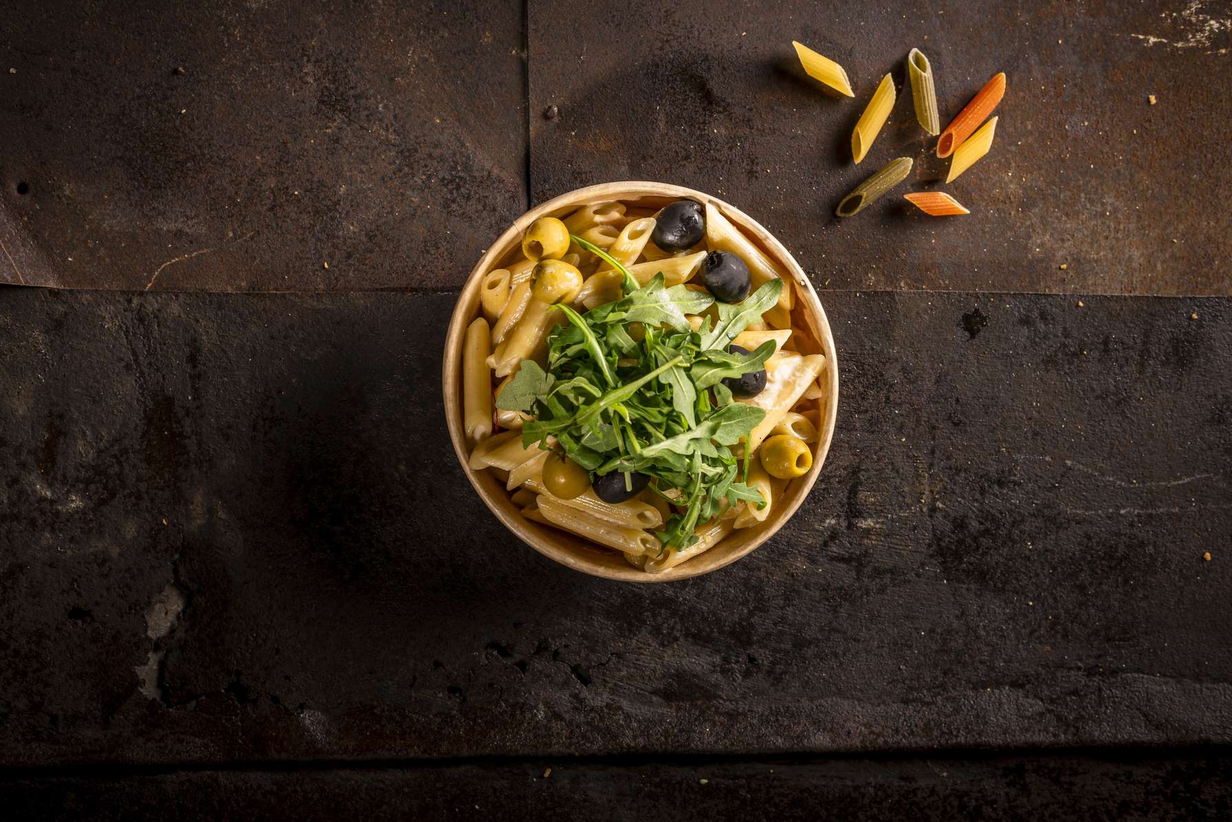 Frische Salatschuessel mit Pasta und Gemuese aus dem Foodtruck Catering24.