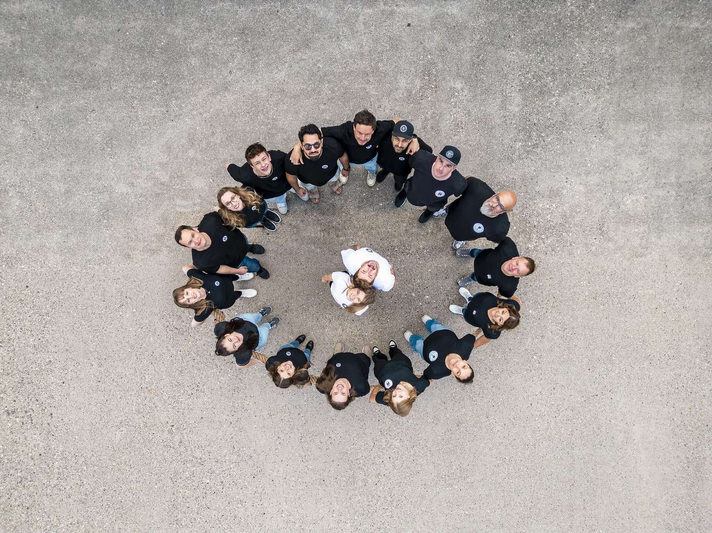 Ein Team von Menschen steht in einem Kreis, moeglicherweise bei einem Planungstreffen fuer Foodtruck Catering.