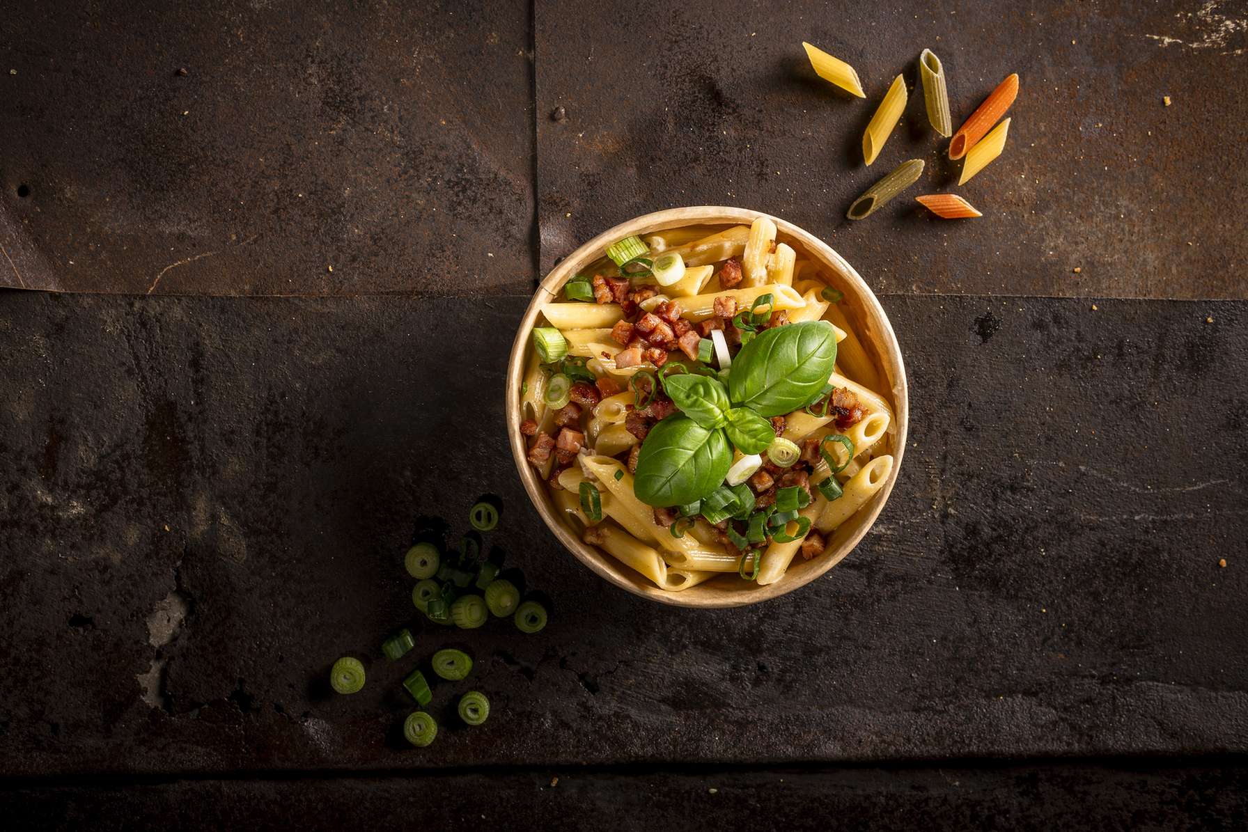 Frische Pasta in einer Schuessel, garniert mit Kraeutern, praesentiert von Foodtruck Catering24.