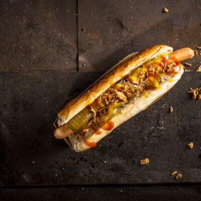 Ein Gourmet-Hotdog auf einem Foodtruck-Event von Catering24.