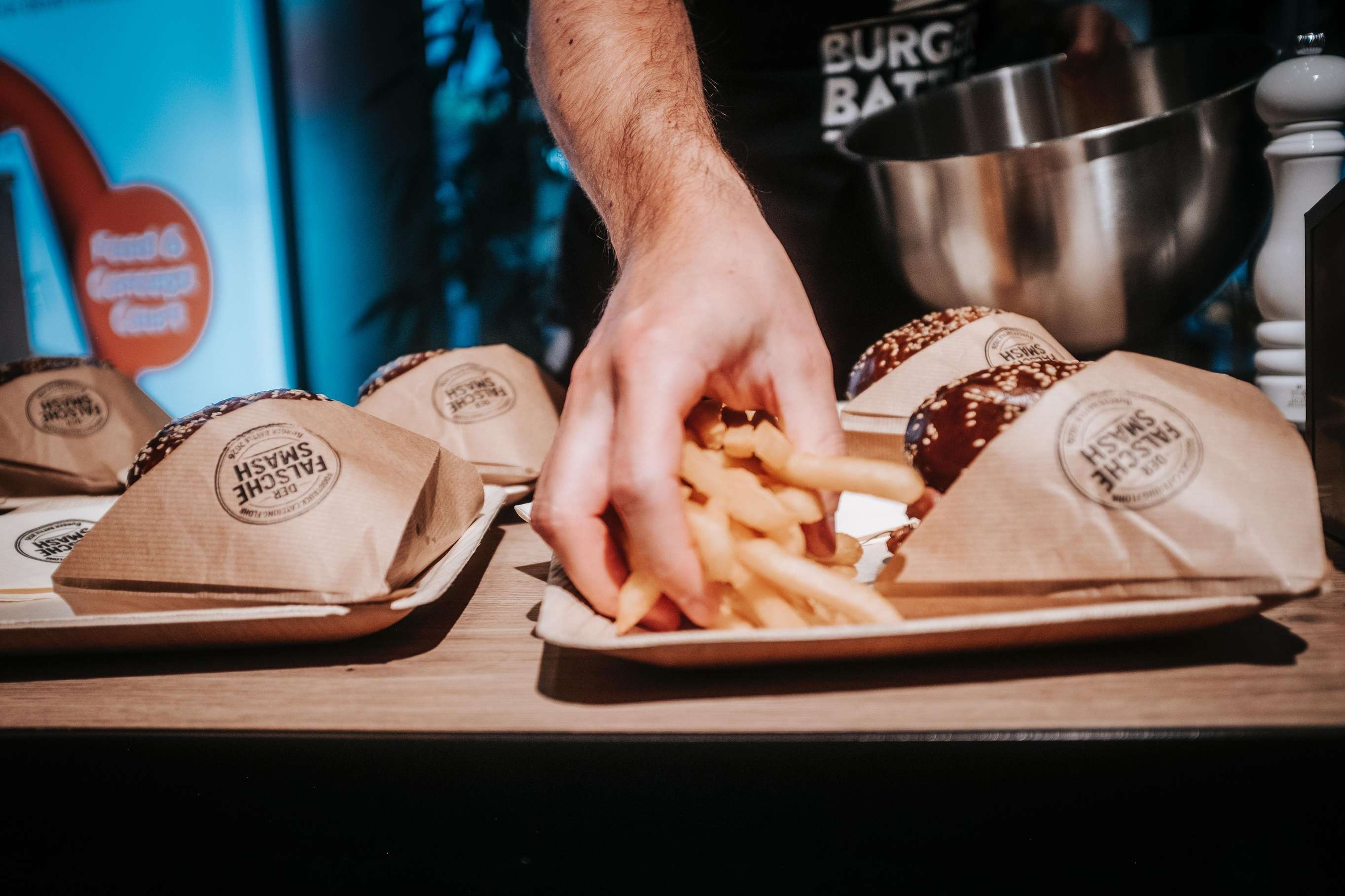 Ein Tablett mit Pommes frites und Burger wird serviert.